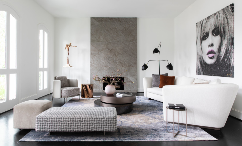 Immagine di un soggiorno design con pareti bianche, parquet scuro, camino classico e pavimento nero