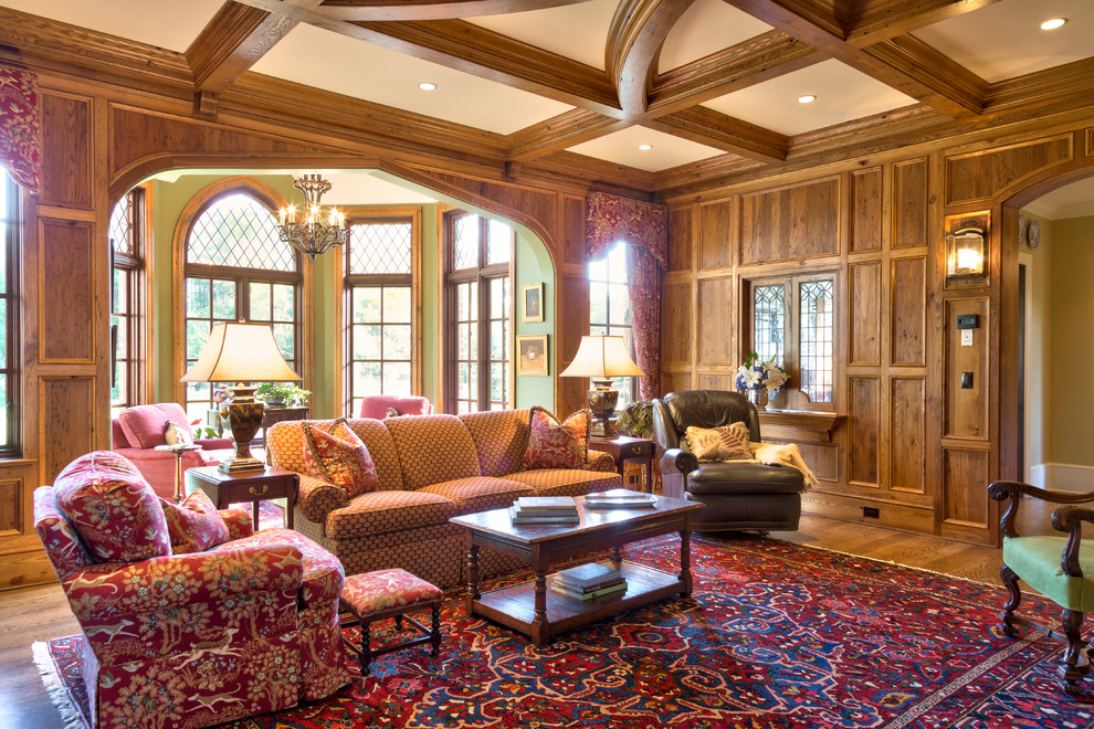 Foto de salón para visitas clásico con paredes marrones y suelo de madera en tonos medios