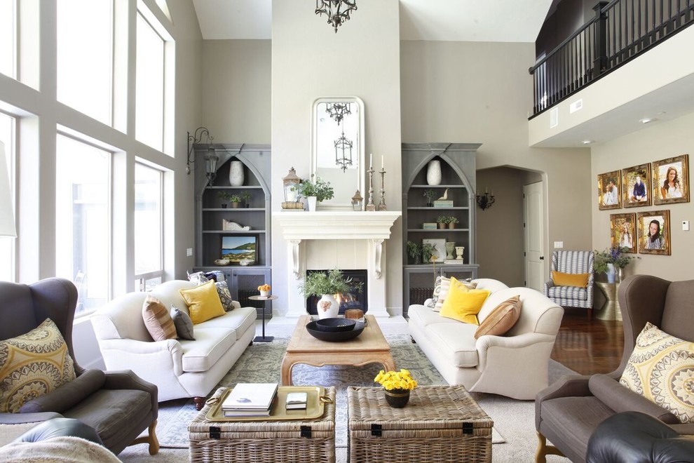 Cette photo montre un salon chic avec un mur beige, moquette, une cheminée standard et un sol beige.