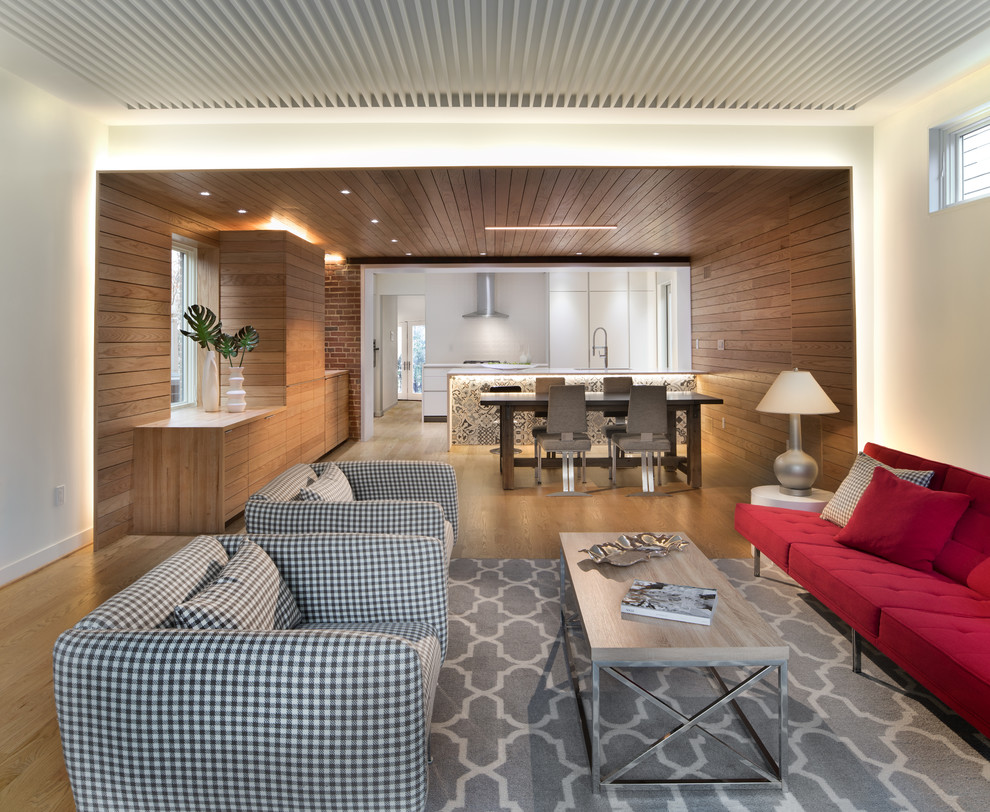 Стильный дизайн: открытая гостиная комната в современном стиле с белыми стенами, паркетным полом среднего тона и коричневым полом без телевизора - последний тренд