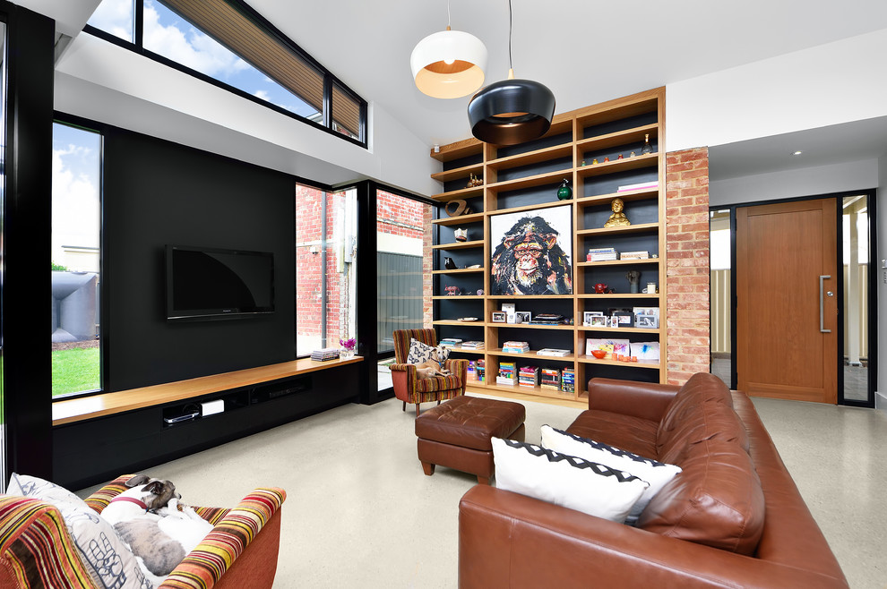 Идея дизайна: гостиная комната в современном стиле с белыми стенами, бетонным полом, телевизором на стене и серым полом