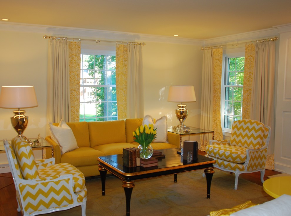 Ispirazione per un soggiorno classico di medie dimensioni e aperto con sala formale, pareti gialle e pavimento in legno massello medio
