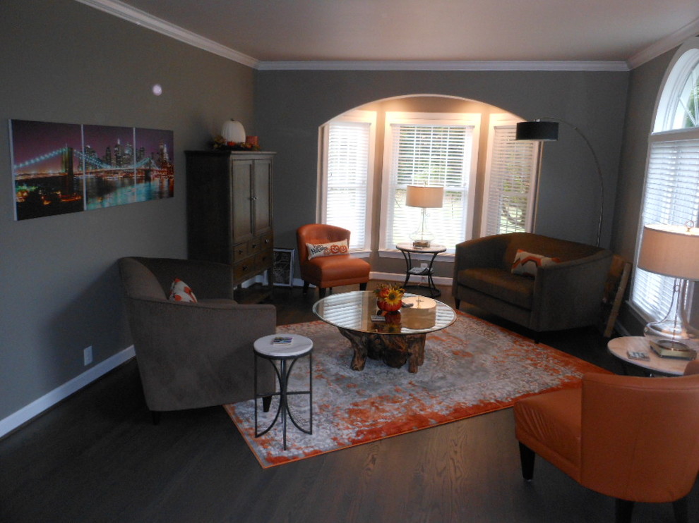 Immagine di un soggiorno contemporaneo di medie dimensioni e chiuso con pareti grigie, pavimento in legno massello medio e pavimento grigio