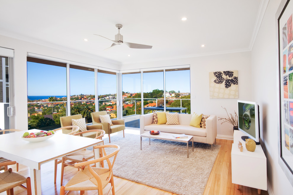 Repräsentatives, Offenes Modernes Wohnzimmer mit weißer Wandfarbe und braunem Holzboden in Sydney