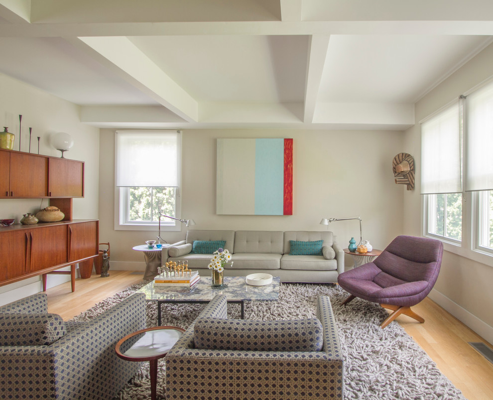 Großes, Fernseherloses, Offenes Modernes Wohnzimmer ohne Kamin mit weißer Wandfarbe und hellem Holzboden in New York