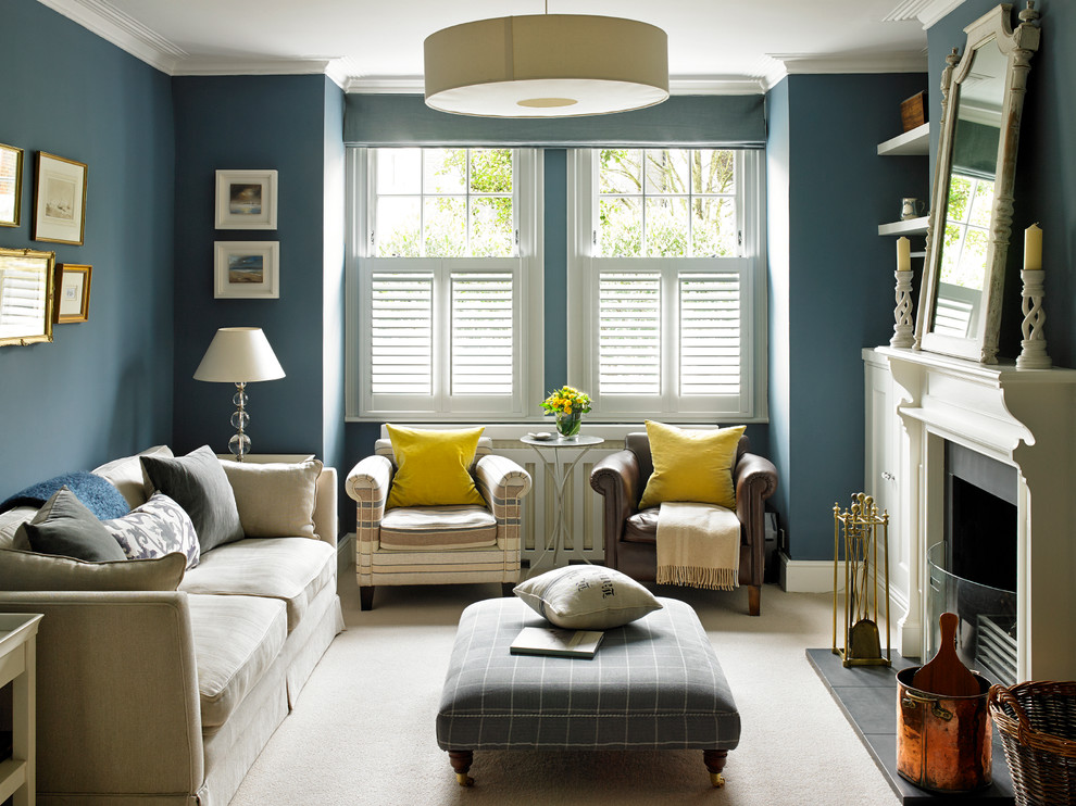 Repräsentatives, Abgetrenntes Klassisches Wohnzimmer mit blauer Wandfarbe, Teppichboden, Kamin und Kaminumrandung aus Stein in London