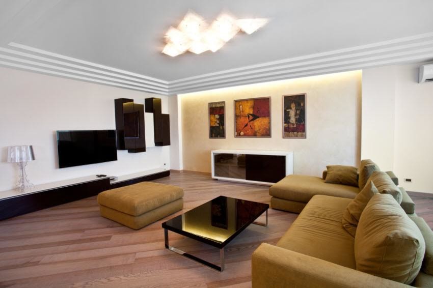 Exempel på ett mellanstort modernt separat vardagsrum, med beige väggar, mellanmörkt trägolv, en väggmonterad TV och brunt golv