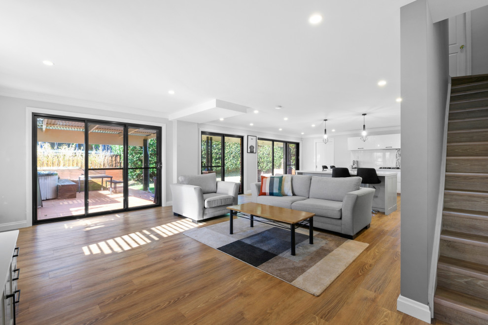 Imagen de salón abierto clásico de tamaño medio con suelo vinílico y suelo beige