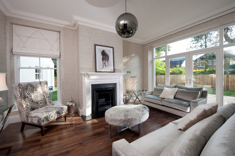 Großes, Fernseherloses Modernes Wohnzimmer mit beiger Wandfarbe und Kamin in London