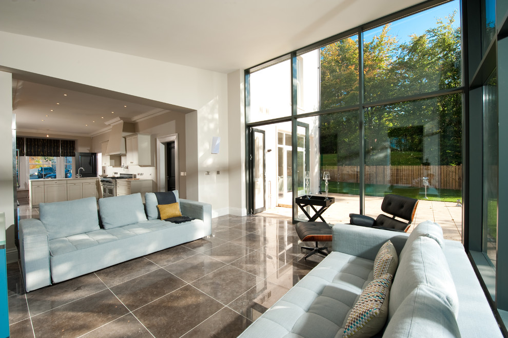 Стильный дизайн: открытая гостиная комната в стиле модернизм с бежевыми стенами и коричневым полом без камина, телевизора - последний тренд
