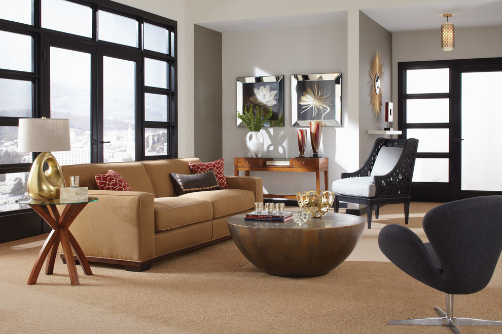 Стильный дизайн: большая гостиная комната в стиле неоклассика (современная классика) с серыми стенами и ковровым покрытием без камина - последний тренд