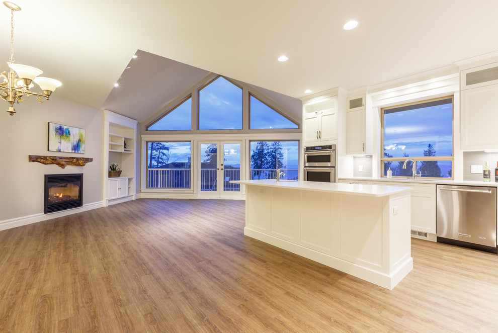 Источник вдохновения для домашнего уюта: большая открытая гостиная комната в стиле модернизм с серыми стенами и стандартным камином