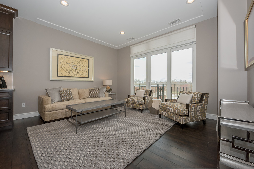 Foto di un soggiorno classico aperto con pareti beige, parquet scuro, TV nascosta e pavimento blu