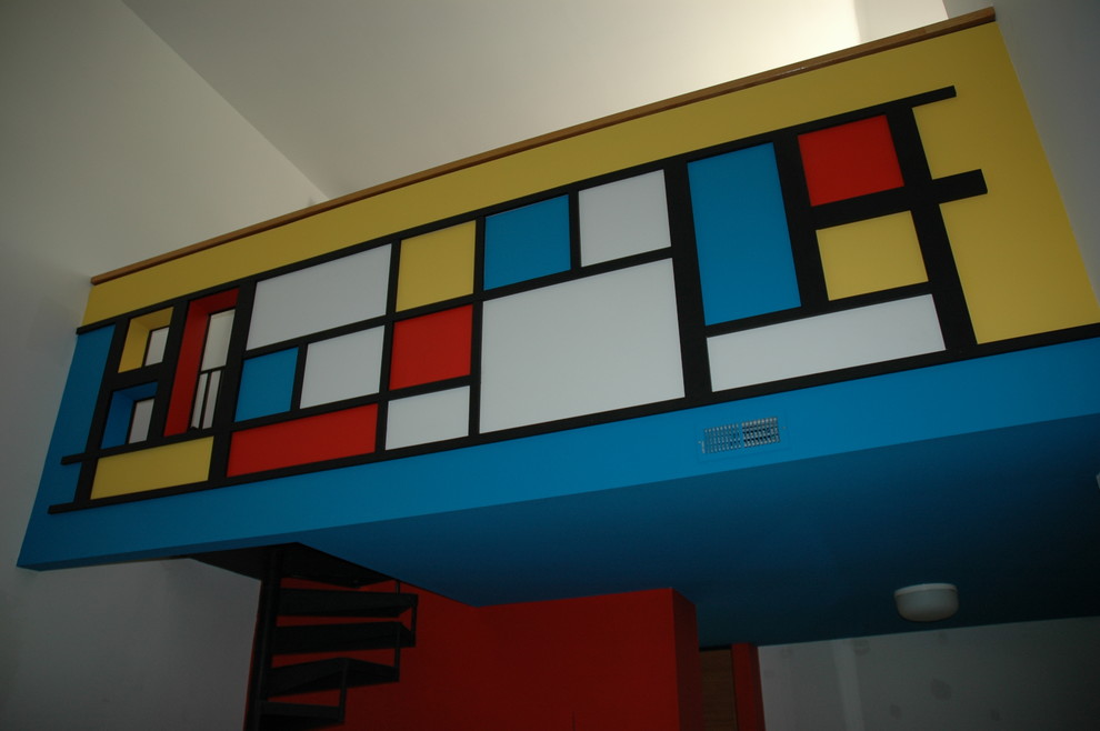 Пример оригинального дизайна: маленькая двухуровневая гостиная комната в современном стиле с разноцветными стенами для на участке и в саду