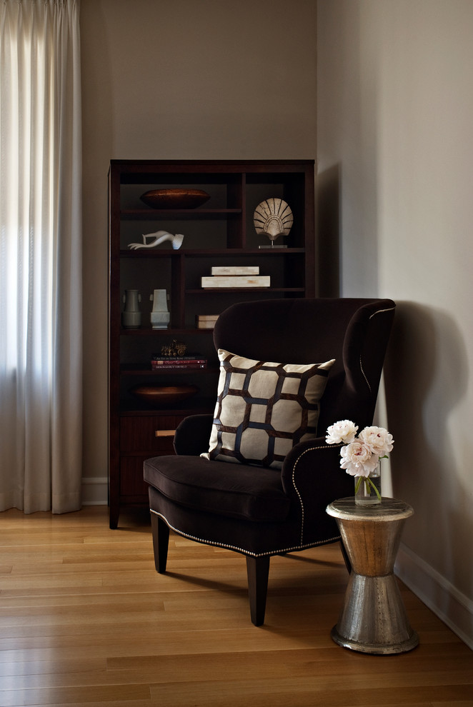 Esempio di un soggiorno classico di medie dimensioni e stile loft con libreria, pareti beige e parquet chiaro