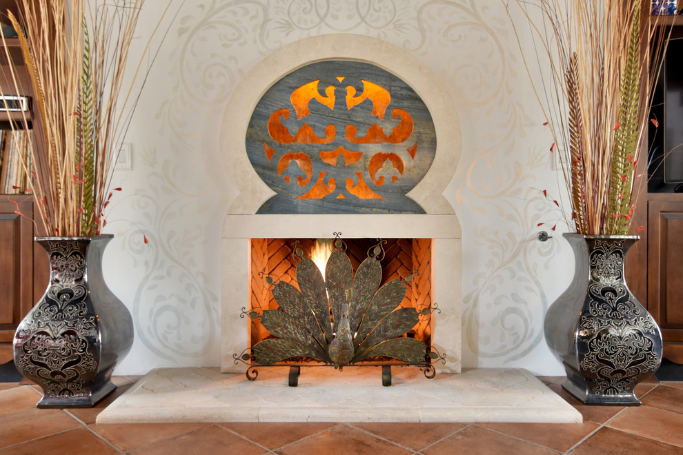 Ejemplo de salón para visitas abierto mediterráneo grande sin televisor con paredes blancas, suelo de baldosas de terracota y suelo naranja