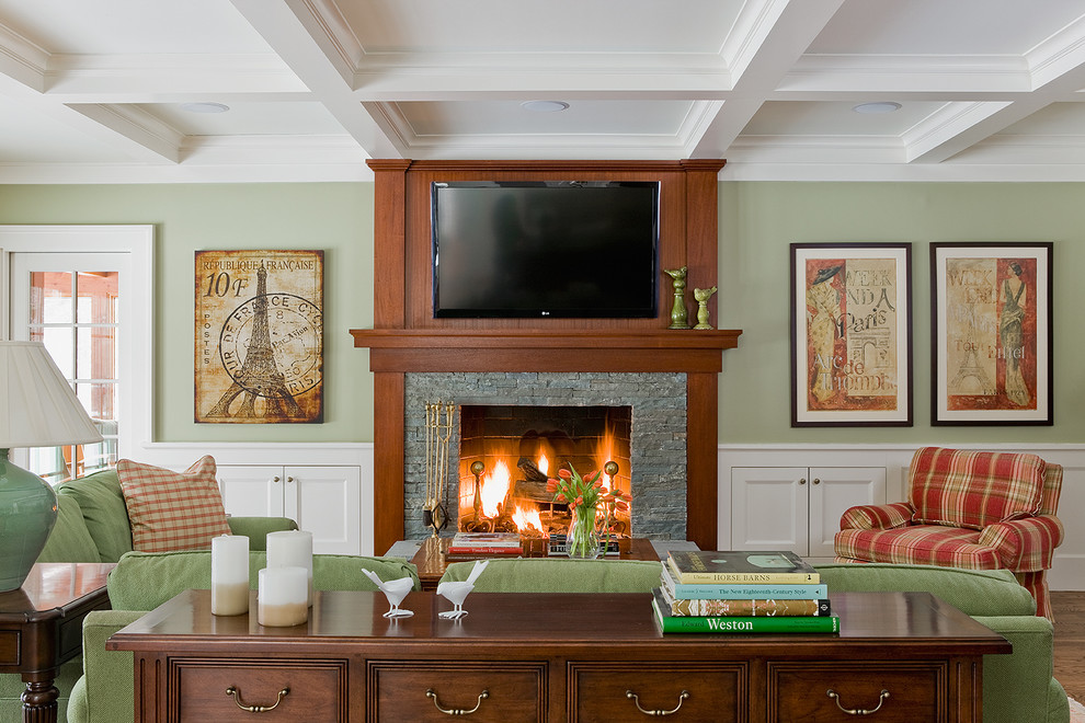 Idéer för ett klassiskt vardagsrum, med ett finrum, gröna väggar, mellanmörkt trägolv, en standard öppen spis och en väggmonterad TV