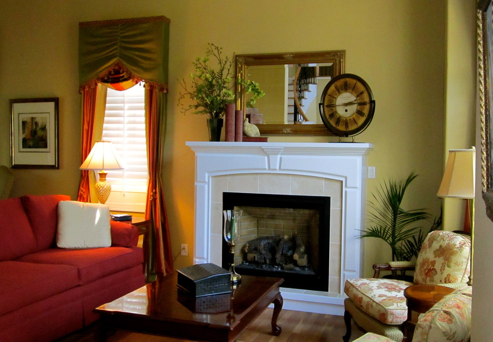 Exempel på ett mellanstort eklektiskt separat vardagsrum, med ett finrum, beige väggar, mellanmörkt trägolv, en standard öppen spis, en spiselkrans i trä och beiget golv