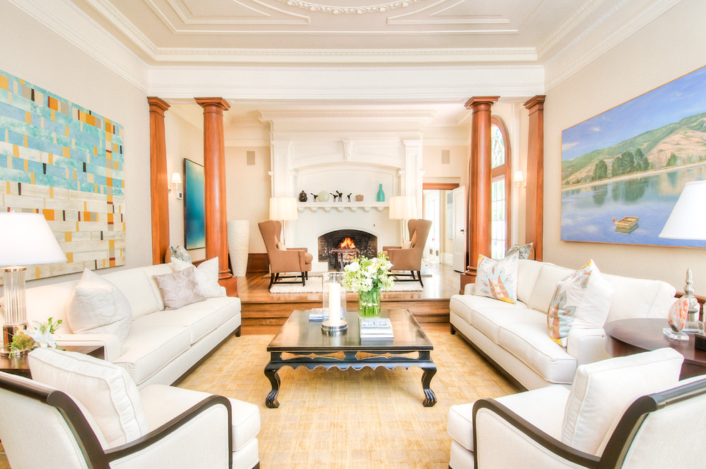 Imagen de salón para visitas tradicional grande sin televisor con paredes beige, suelo de madera en tonos medios y todas las chimeneas