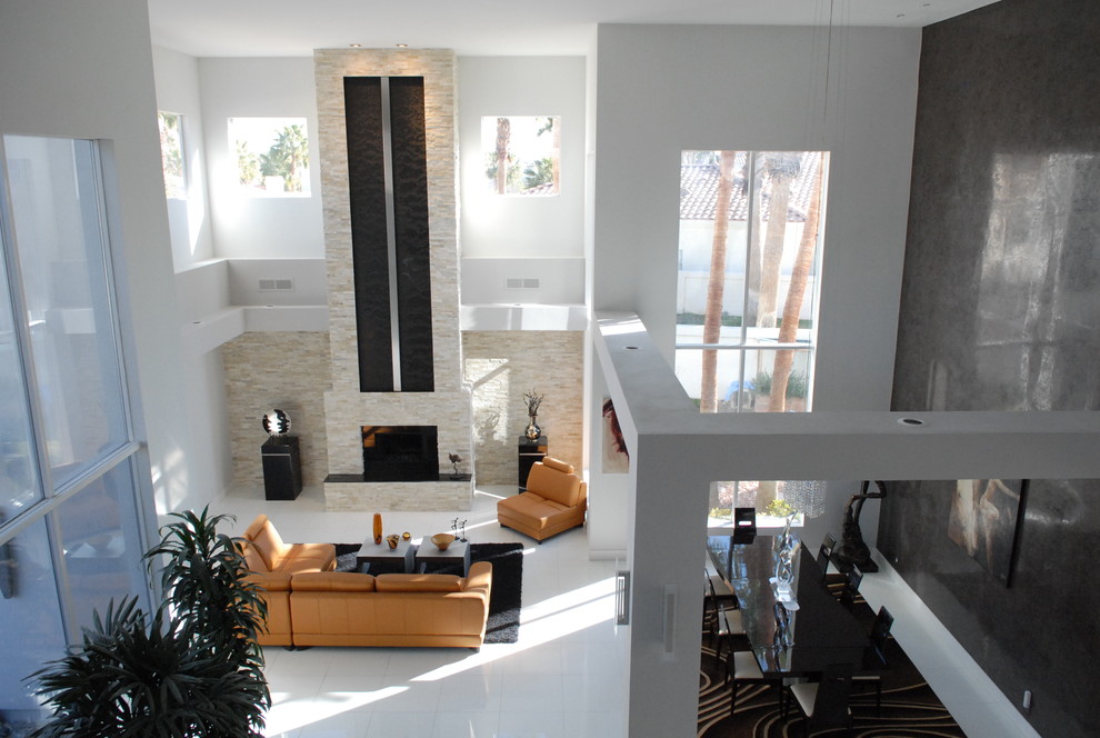 Cette photo montre un salon moderne avec un sol en carrelage de céramique, une cheminée standard, un manteau de cheminée en carrelage et un sol blanc.