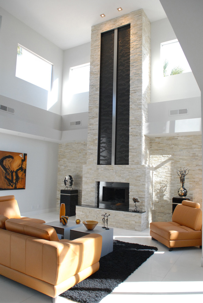 Стильный дизайн: гостиная комната в современном стиле с стандартным камином, фасадом камина из камня, полом из керамической плитки и белым полом - последний тренд