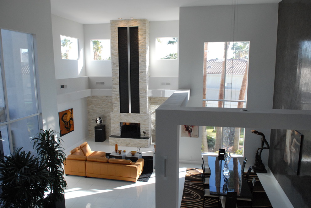 Свежая идея для дизайна: гостиная комната в стиле модернизм с полом из керамической плитки, стандартным камином, фасадом камина из плитки и белым полом - отличное фото интерьера