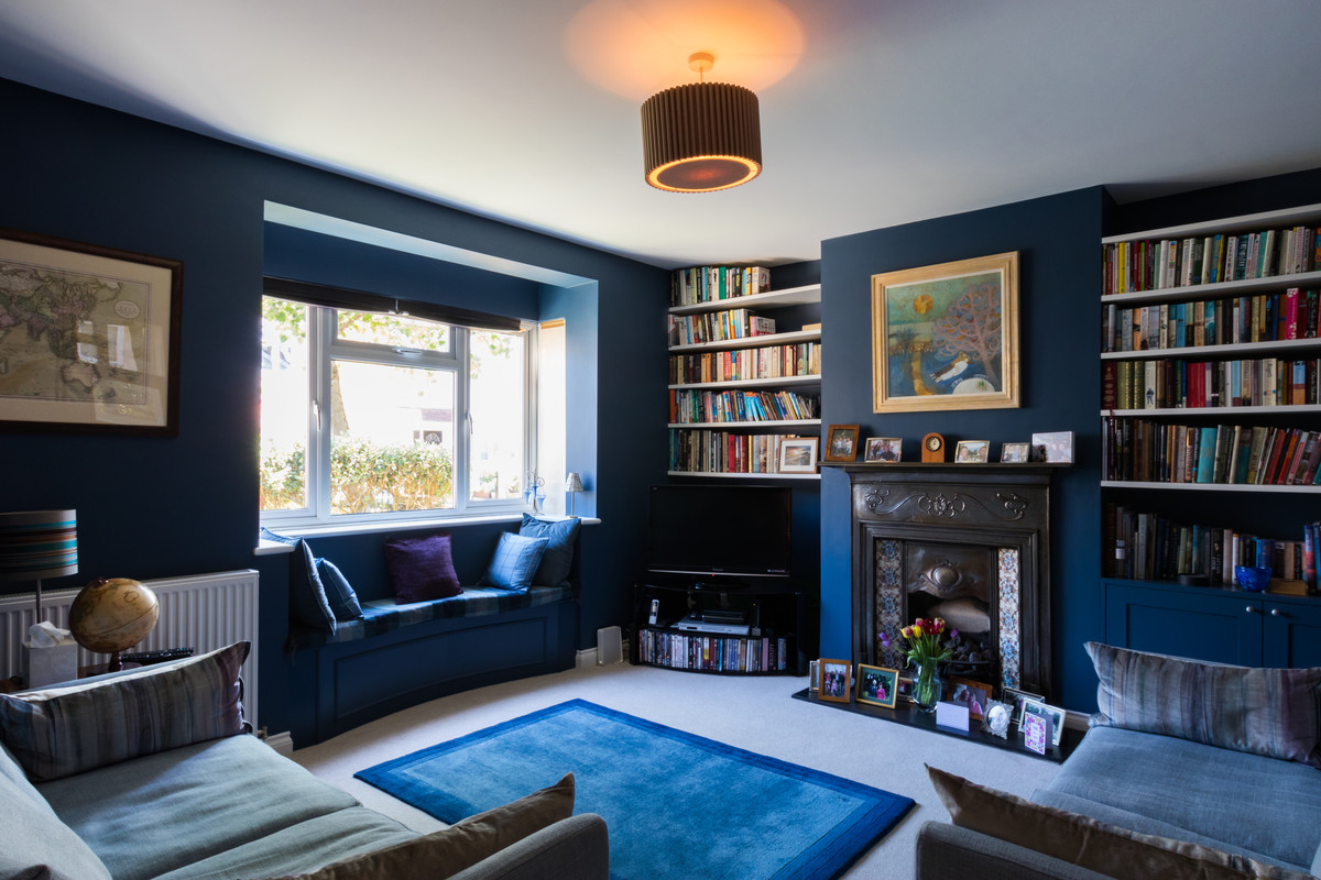 Exempel på ett litet modernt separat vardagsrum, med blå väggar, heltäckningsmatta, en fristående TV och grått golv