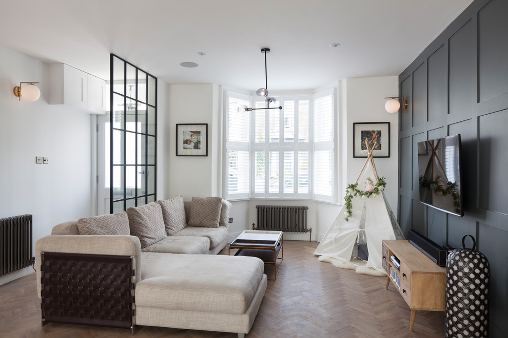 Kleines, Abgetrenntes Klassisches Wohnzimmer mit weißer Wandfarbe, hellem Holzboden und TV-Wand in London