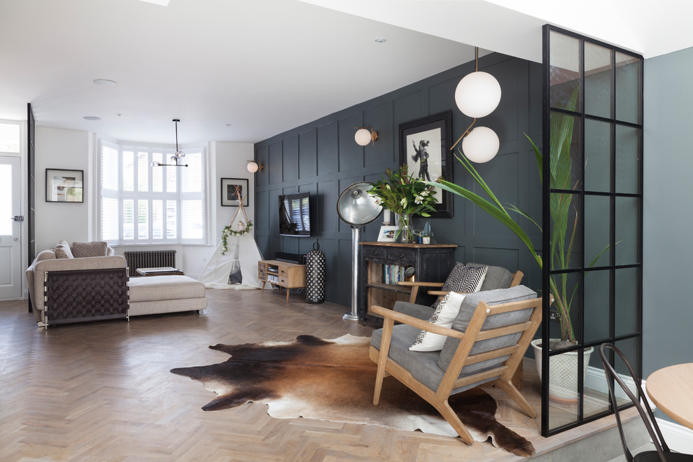 Kleines, Offenes Modernes Wohnzimmer ohne Kamin mit weißer Wandfarbe, hellem Holzboden, TV-Wand und beigem Boden in London