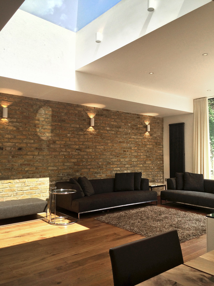 Offenes Modernes Wohnzimmer mit braunem Holzboden in London