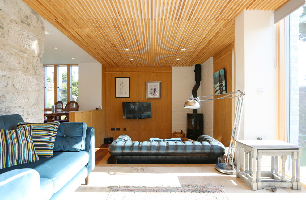 Idee per un soggiorno minimalista di medie dimensioni e aperto con stufa a legna, soffitto in perlinato e pannellatura