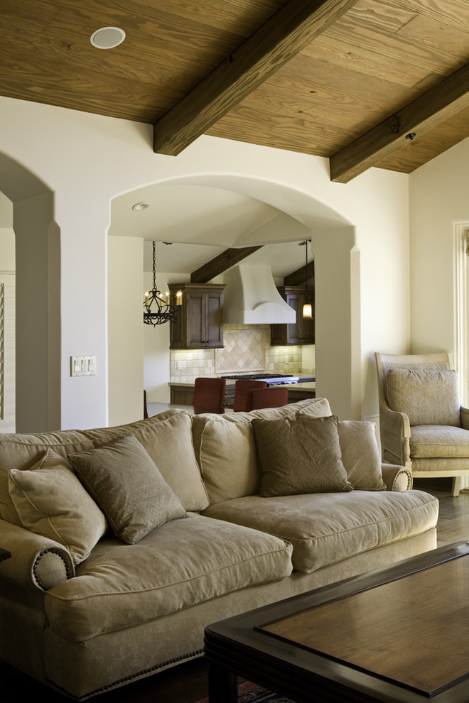 Источник вдохновения для домашнего уюта: гостиная комната в средиземноморском стиле с белыми стенами