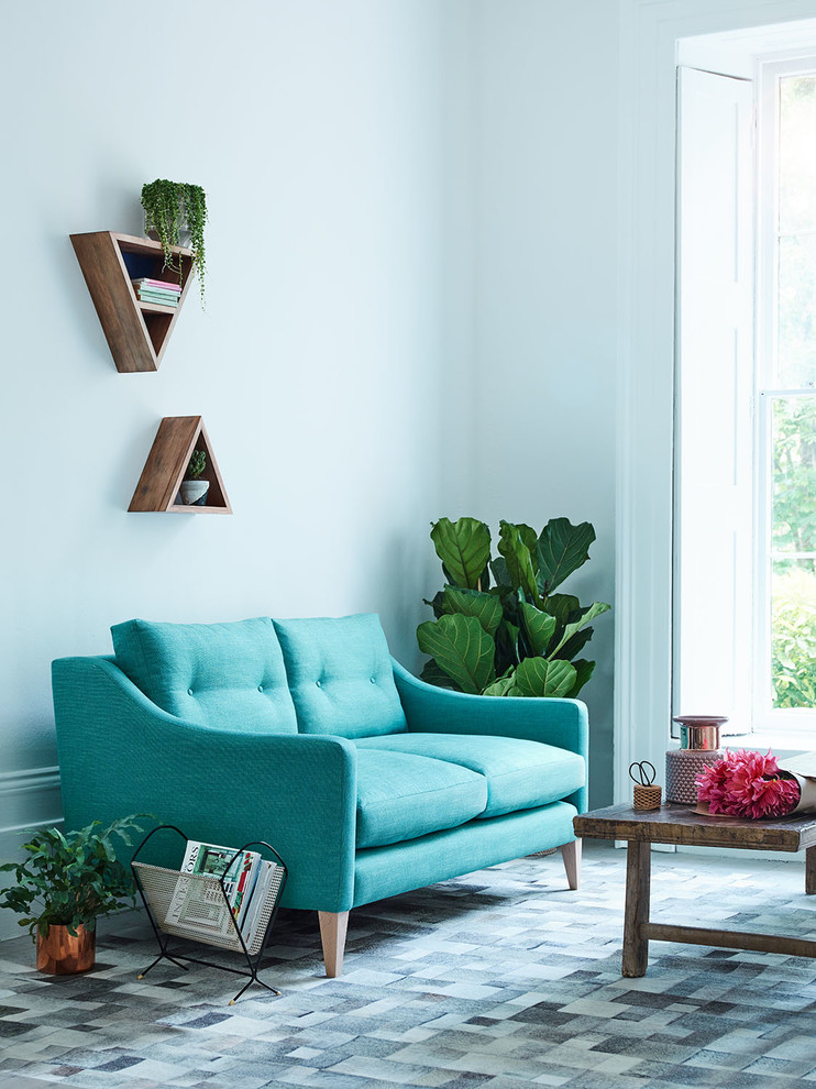 Immagine di un piccolo soggiorno minimalista chiuso con sala formale, pareti bianche, moquette e pavimento multicolore
