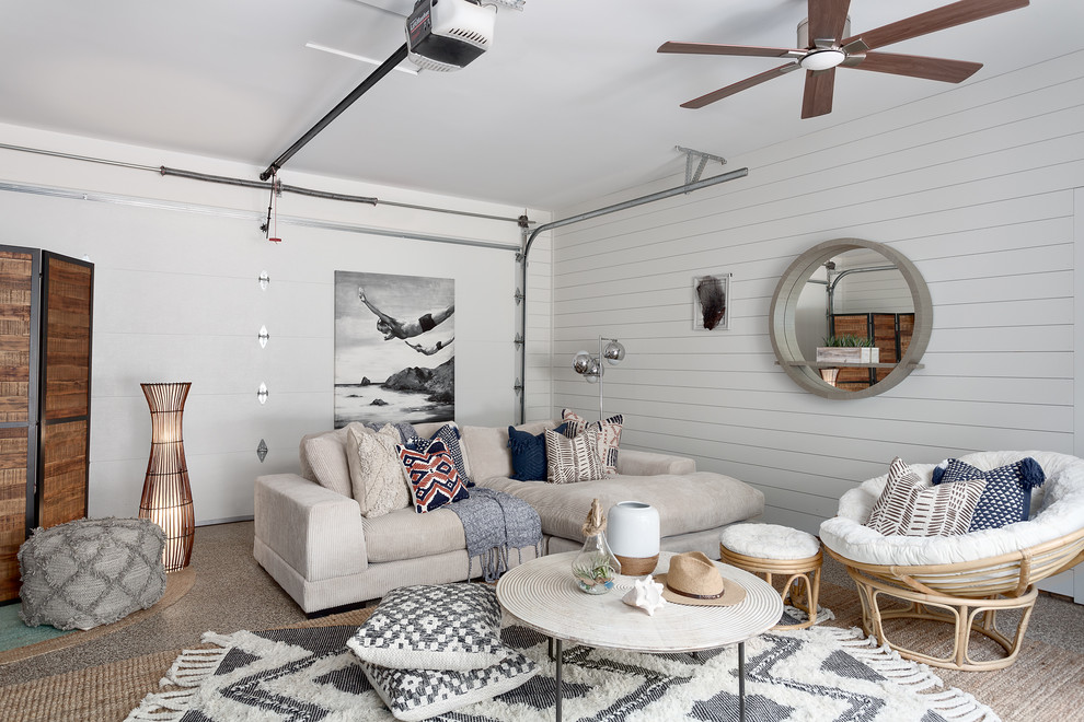 Идея дизайна: открытая гостиная комната среднего размера в стиле неоклассика (современная классика) с серыми стенами, ковровым покрытием и коричневым полом