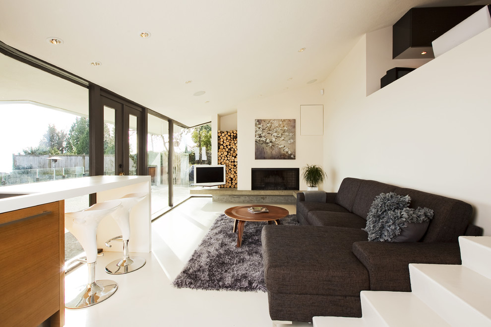 Inspiration för mellanstora moderna vardagsrum, med vita väggar, en standard öppen spis, en fristående TV, betonggolv och vitt golv