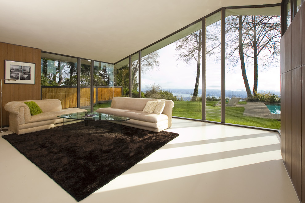 Idee per un soggiorno moderno di medie dimensioni e aperto con pareti marroni e pavimento in cemento