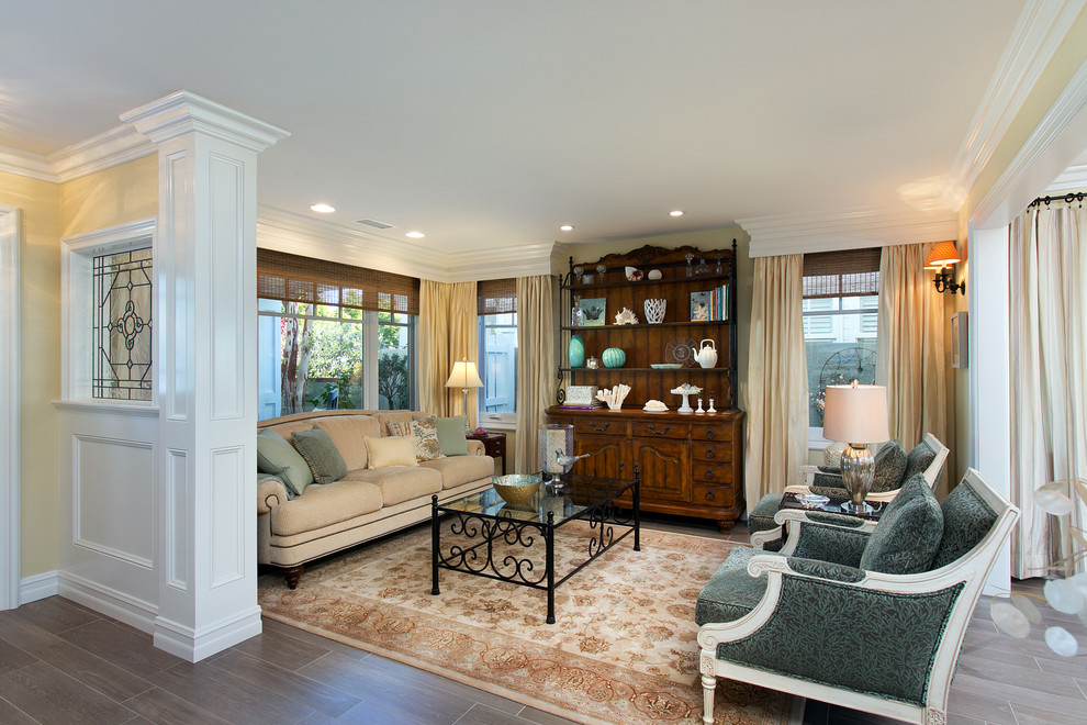 Mittelgroßes, Repräsentatives Klassisches Wohnzimmer mit gelber Wandfarbe und Porzellan-Bodenfliesen in San Diego