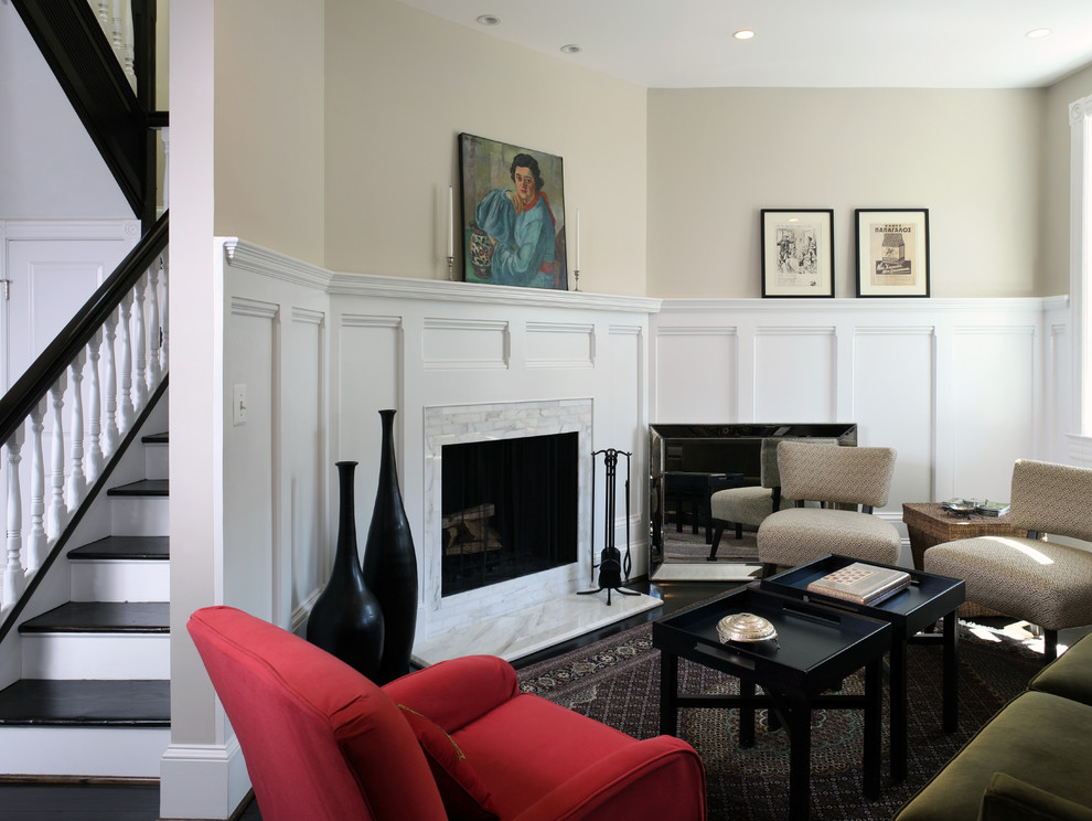 На фото: гостиная комната в классическом стиле с бежевыми стенами, угловым камином и ковром на полу