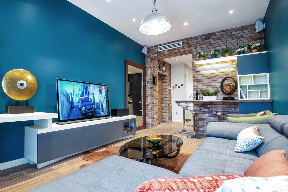 Esempio di un piccolo soggiorno moderno stile loft con angolo bar, pareti blu, pavimento con piastrelle in ceramica, nessun camino, nessuna TV e pavimento marrone