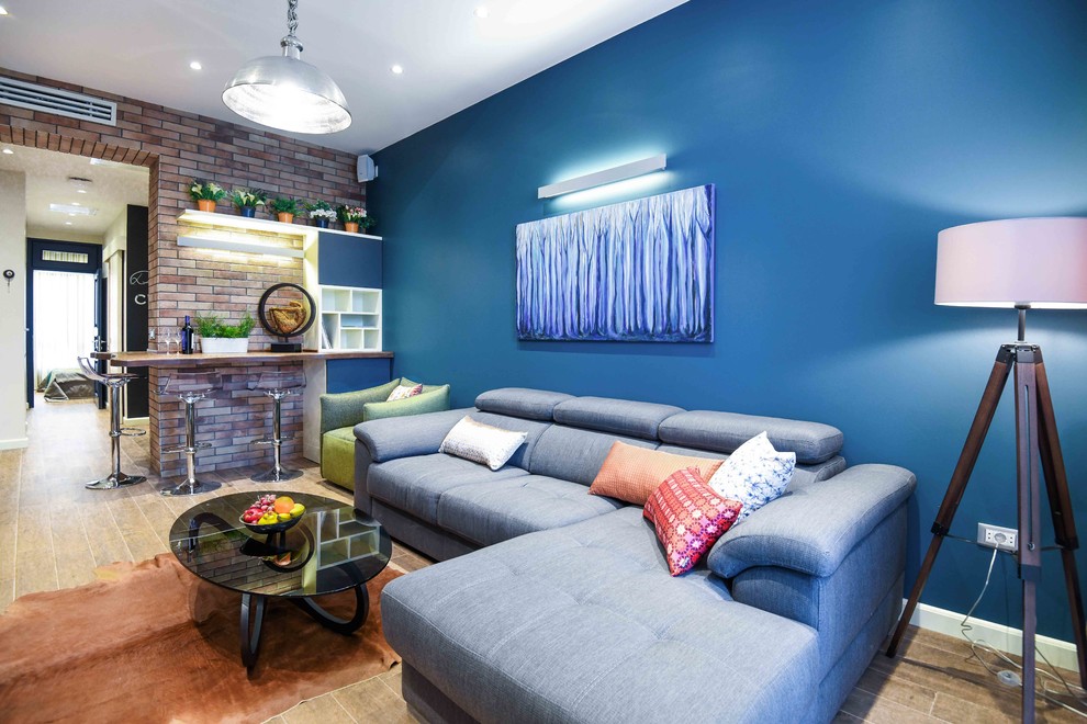 Esempio di un piccolo soggiorno minimalista stile loft con angolo bar, pareti blu, pavimento con piastrelle in ceramica, nessun camino, nessuna TV e pavimento marrone
