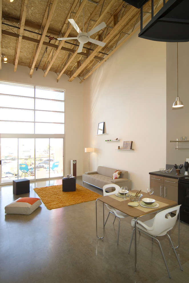 Offenes, Fernseherloses Modernes Wohnzimmer ohne Kamin mit Betonboden und weißer Wandfarbe in Sacramento