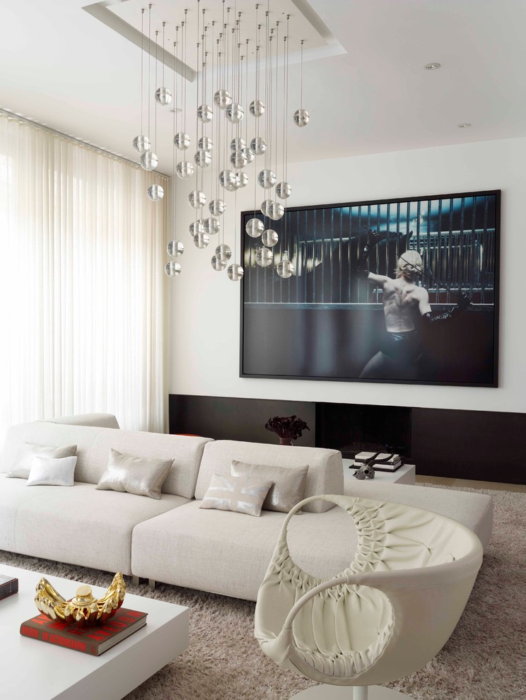 Bild på ett funkis vardagsrum, med vita väggar och en väggmonterad TV