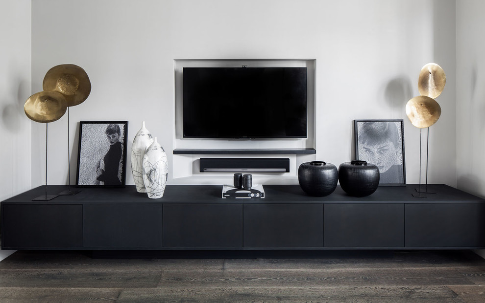 Idee per un grande soggiorno design aperto con pareti bianche, parquet scuro, TV a parete e pavimento marrone