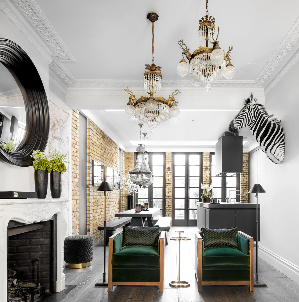 Großes, Offenes Stilmix Wohnzimmer mit weißer Wandfarbe, dunklem Holzboden, Kamin, Kaminumrandung aus Stein und braunem Boden in London