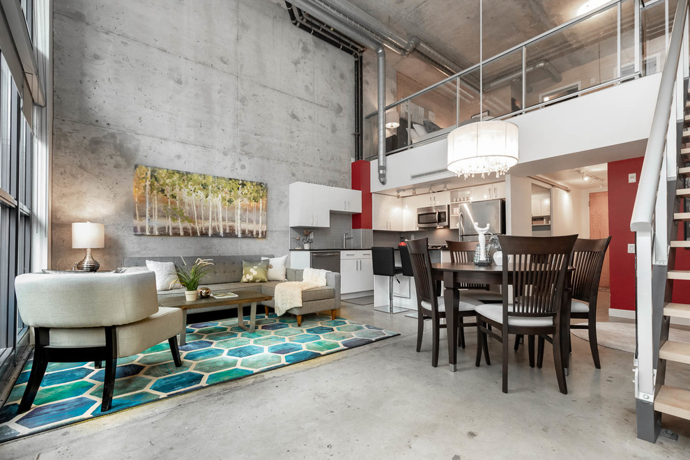 Offenes Industrial Wohnzimmer mit grauer Wandfarbe und grauem Boden in Toronto