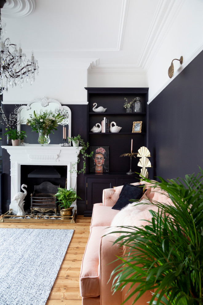 Mittelgroßes, Repräsentatives, Offenes Klassisches Wohnzimmer mit blauer Wandfarbe, hellem Holzboden und TV-Wand in Cardiff