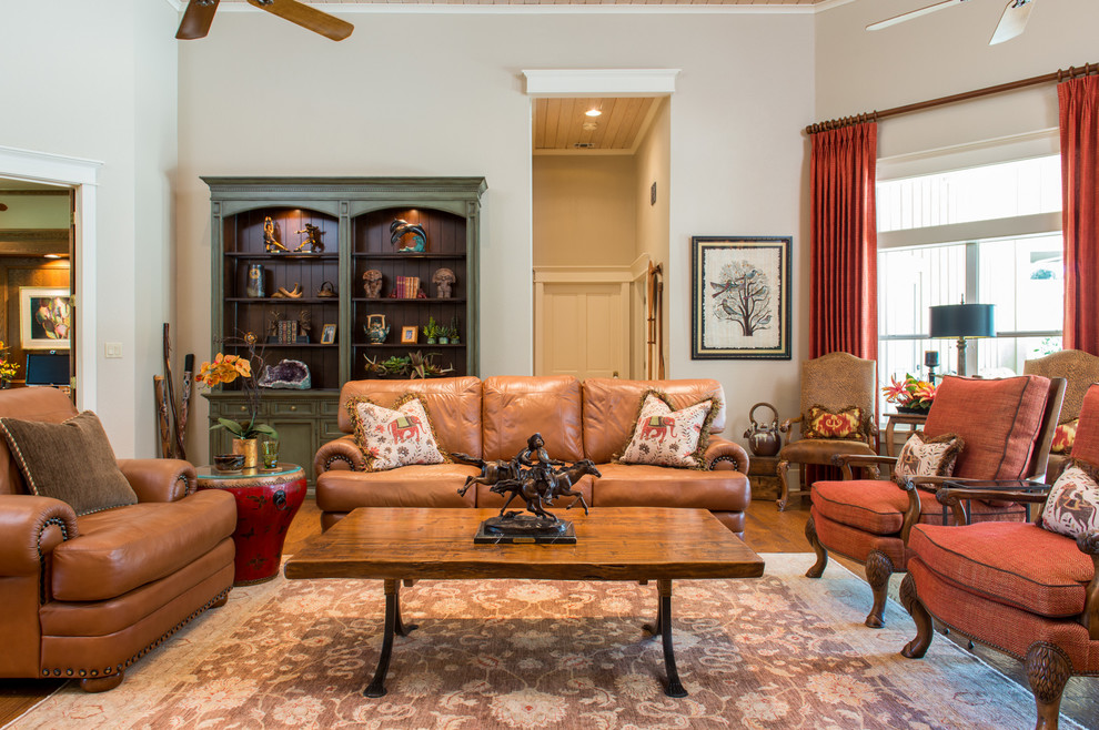 Foto di un ampio soggiorno stile americano aperto con pareti beige e pavimento in legno massello medio