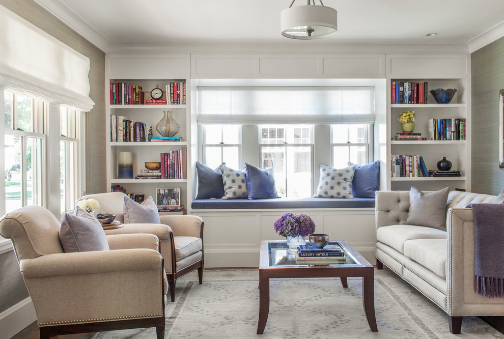 Mittelgroßes, Repräsentatives, Abgetrenntes Klassisches Wohnzimmer mit beiger Wandfarbe und braunem Holzboden in Boston