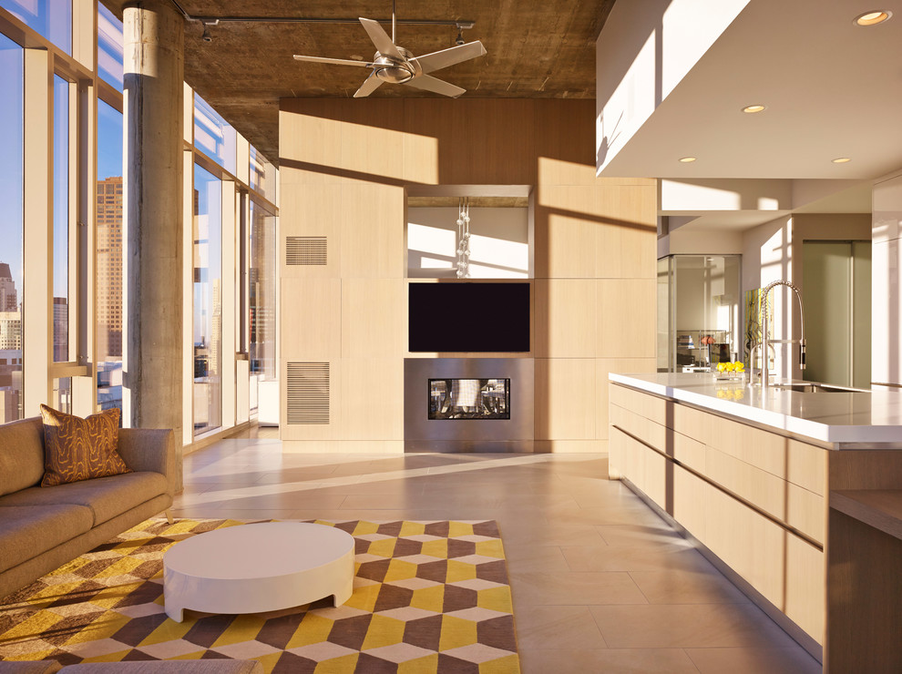 Modernes Wohnzimmer im Loft-Stil mit gelber Wandfarbe, Tunnelkamin, Kaminumrandung aus Metall und Multimediawand in Chicago