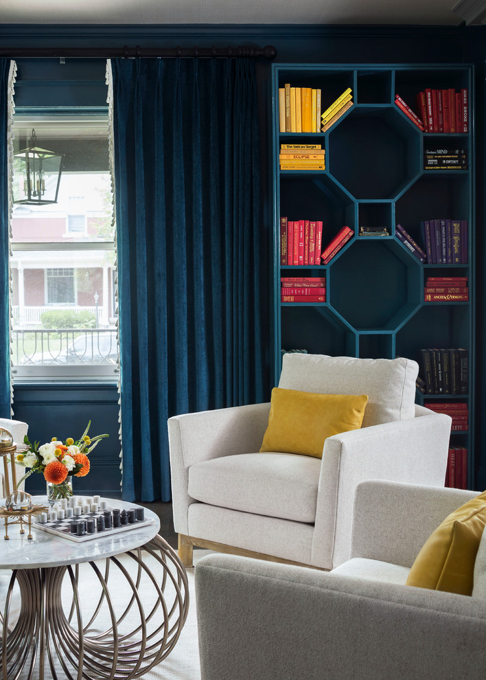 デンバーにある中くらいなトランジショナルスタイルのおしゃれなリビング (青い壁、無垢フローリング、薪ストーブ、レンガの暖炉まわり、テレビなし、茶色い床) の写真